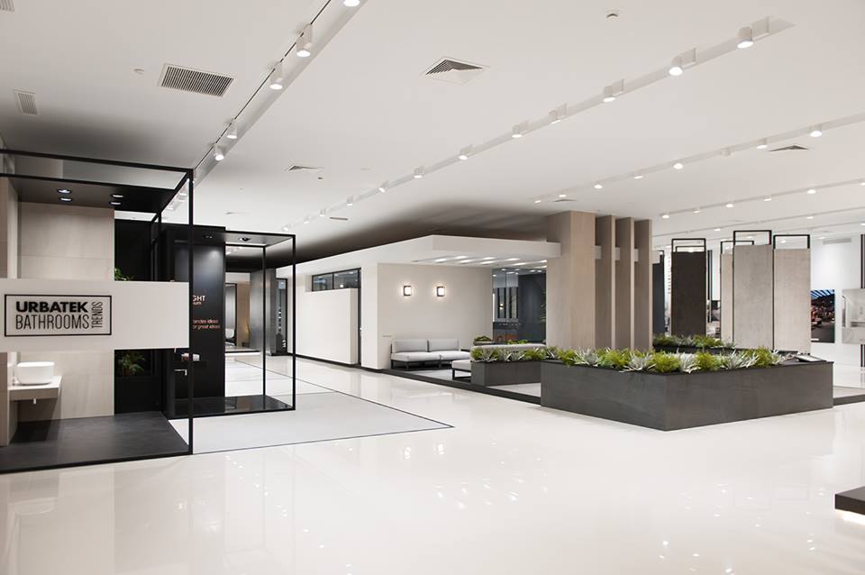 Mẫu trần thạch cao showroom phong cách hiện đại